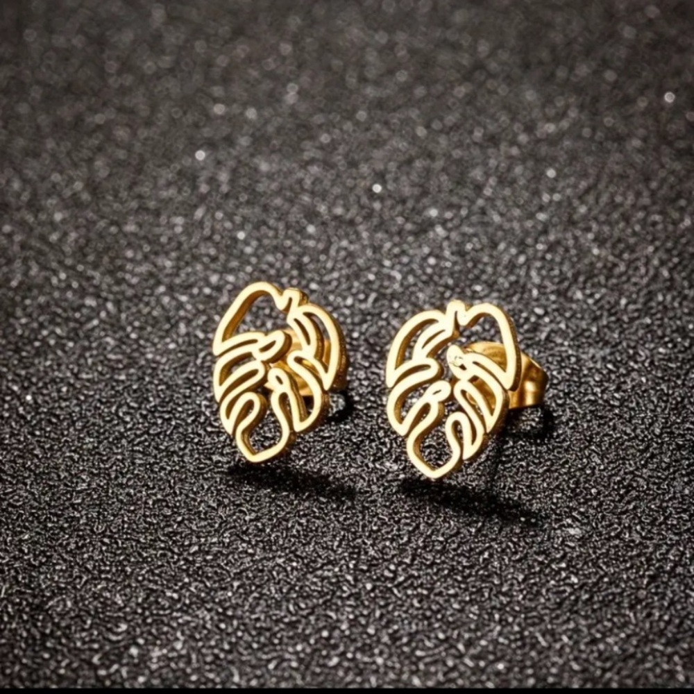 Dainty Plant Leaf stud Earrings Monstera in Gold color - Boutique